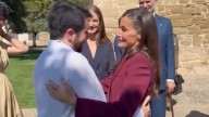 El emotivo encuentro la reina Letizia y el periodista y cantante Javier Erro: "Ay madre, eres... como un hijo para mí"