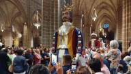 Pamplona revive un histórico privilegio con gigantes, flores y un mensaje: "Que no sea un acto protocolario más"