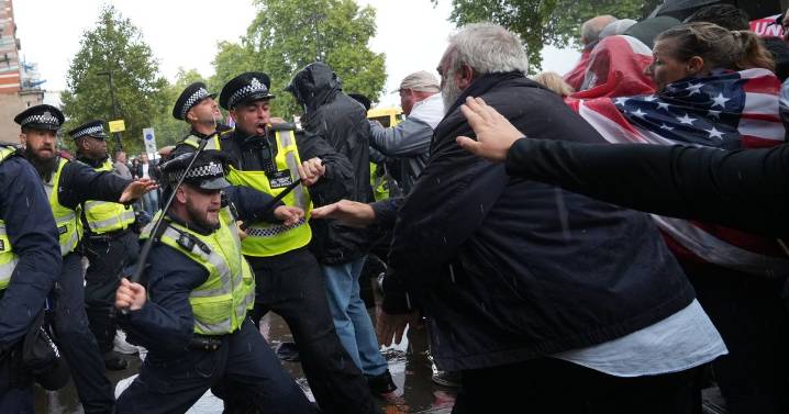 Violence at Tommy Robinson rally as police 'attacked with projectiles'