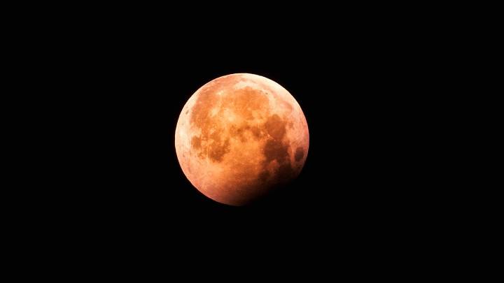 Eclipse total este domingo: así podrás ver la espectacular 'Luna de sangre' en España