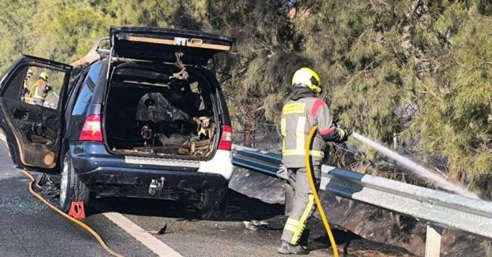 Fuego en la A-92 de Antequera por un coche que ardió, afectando a 1.500 metros cuadrados de vegetación