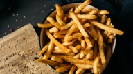 No podrás dejar de comerlas: así se hacen las patatas virales de TikTok con las que te chuparás los dedos