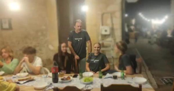 Binissalem saca a relucir su hospitalidad en un multitudinario 'sopar a la fresca'