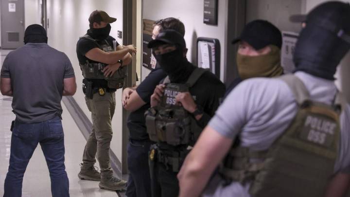 Despiden a agente de ICE que empujó y tiró a una mujer en un centro de detención de migrantes en Nueva York