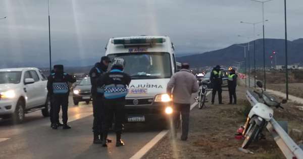 Terrible choque en Circunvalación Oeste: automovilista se llevó puesta una moto