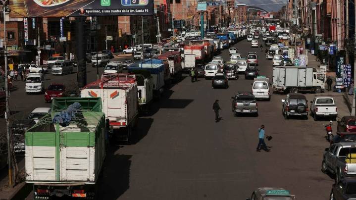 Crisis en Bolivia: aseguran que ocho de cada 10 camiones están varados por la falta de combustible