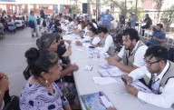 Entregan tarjetas de pensión Bienestar a mujeres mayores de 60