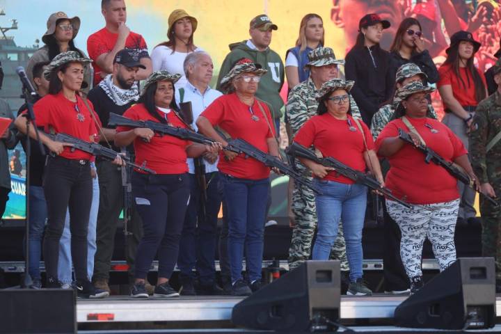 Venezuela condecora a cinco mujeres milicianas tras «la burla» de Trump...