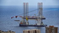 El gigante chino autoelevable 'Bo Quiang' descansa en la bahía del Puerto de Las Palmas