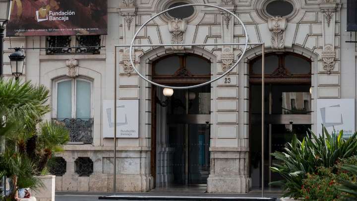La Fundación Bancaja instala en la plaza de Tetuán una escultura monumental de Andreu Alfaro