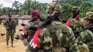 Tras desplazamiento en el sur de Bolívar, tropas del Ejército sostienen fuertes combates con el ELN; hay un guerrillero muerto