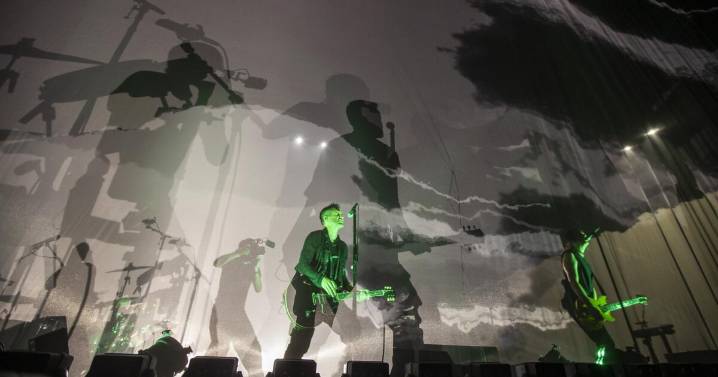 Review: At the Forum, Nine Inch Nails conjure rage and dread. Be afraid, Americans.