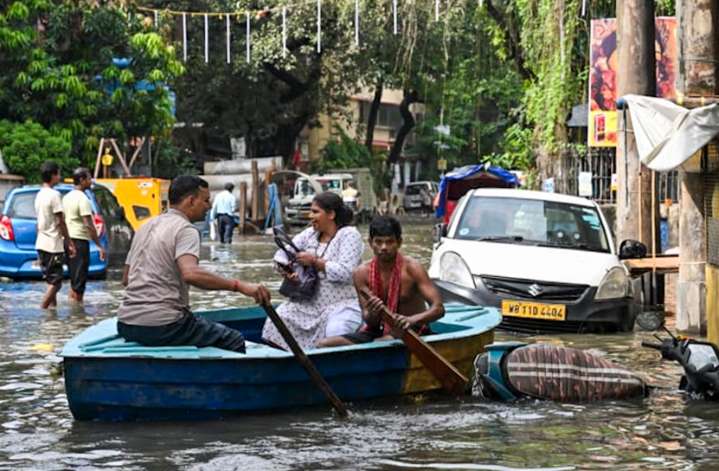 10 dead in Kolkata rains; transport hit, Puja fervour dampened