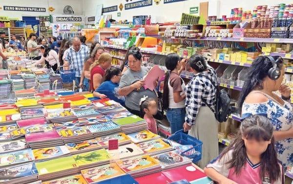 Abarrotan papelerías por compras de pánico