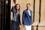 ¿Los mocasines de ante y tacón de la reina Letizia o las zapatillas blancas cómodas de la princesa Leonor?