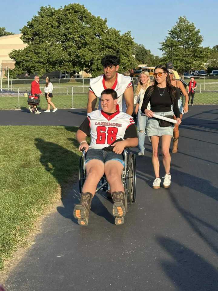 Michigan prep football player rejoins teammates after fracturing spine in body slam incident