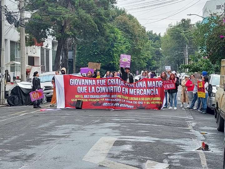 Protestan ante posible liberación de mujer acusada de explotación sexual de su hija