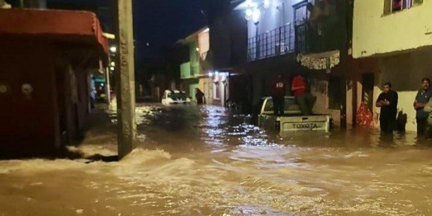 Tototlán y Zapotlán del Rey, inundados tras las lluvias de la madrugada del lunes
