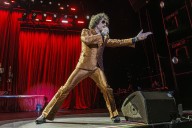Bunbury se ofrece ante su Zaragoza con una combustión de emoción y rock and roll que reafirma su eternidad