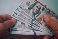 El dólar oficial anotó su mayor caída semanal en la era Milei