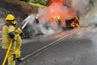 Se incendia pipa en la autopista México–Tuxpan, cerca de Huauchinango; no hay heridos y laboran bomberos