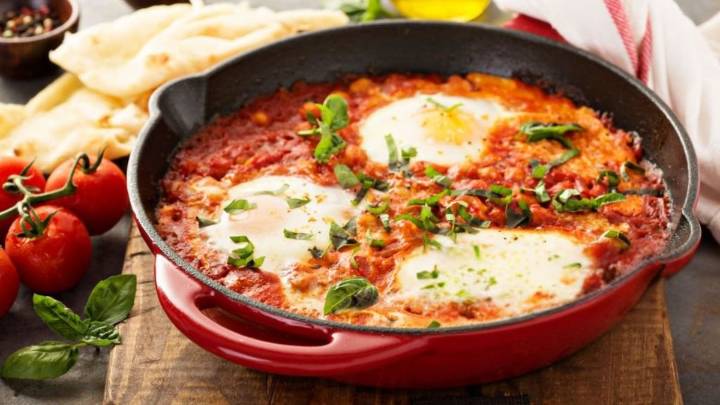 Cómo hacer Huevos a la pizzaiola: la receta italiana en sartén y sin masa para no caer en la pizza