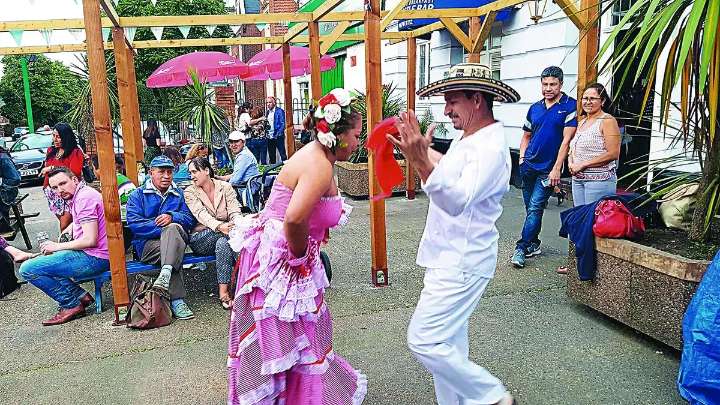 El quindiano que nada contra la corriente en Londres