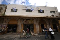 Armed Jewish settlers take over Palestinian home in Hebron