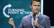 Balearon a un activista conservador y aliado de Trump durante una charla en una universidad