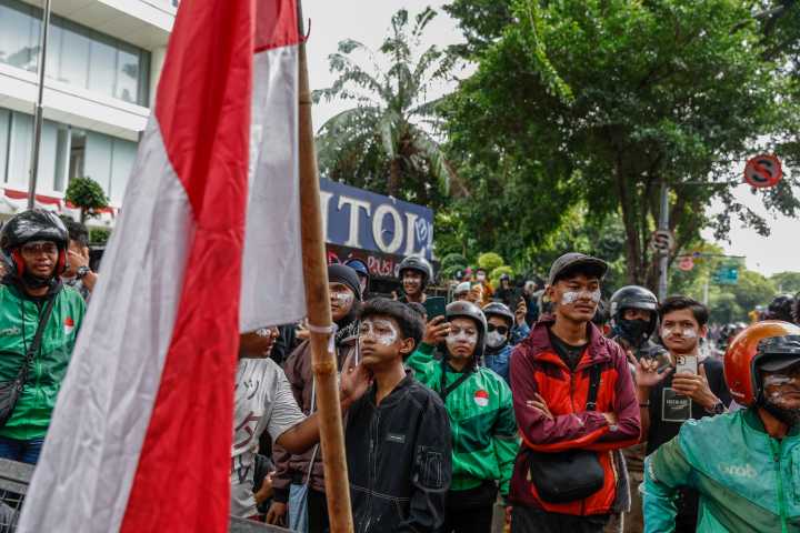 Miles de trabajadores de plataformas de transporte convocan nuevas protestas en Indonesia
