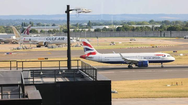 Aeropuerto londinense de Heathrow es evacuado por “posible incidente con materiales peligrosos”