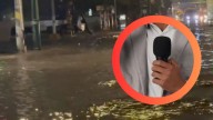 Reportero cae en coladera en plena cobertura de inundaciones por las lluvias