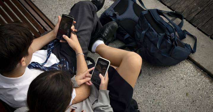 How does polarizing content reaches teens, young adults online?