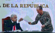 Escándalo de huachicol: explican por qué “protegen” a alto mando de AMLO