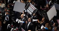 Entre gritos y sirenas reinician Congreso; piden al PRI no más violencia