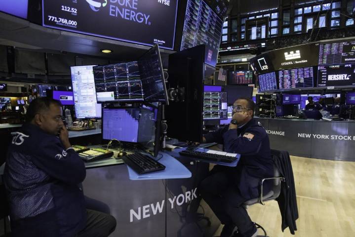 El riesgo país volvió a dispararse y quedó al borde de los 900 puntos, el nivel más alto desde abril