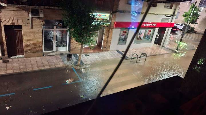 El temporal de lluvia y granizo provoca daños en numerosos árboles, tejados y vehículos en Binéfar