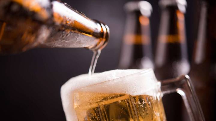 Trabajadora fue despedida tras ser descubierta tomando cerveza mientras estaba con licencia médica en España