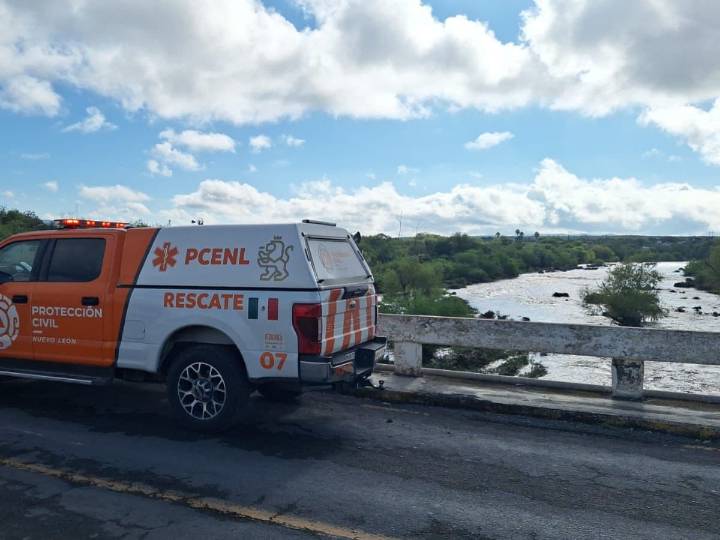 Río Pesquería se desborda; una comunidad queda aislada en Nuevo León