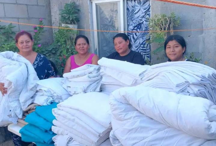 Karina de la O entrega apoyos a familias en colonias de Cabo San Lucas