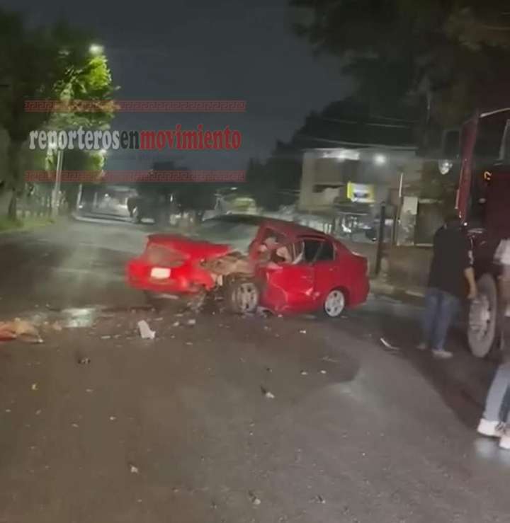 AUTOMOVILISTA CIRCULABA A EXCESO DE VELOCIDAD Y CHOCÓ CONTRA UN ÁRBOL EN TULTITLÁN; CONDUCTOR QUEDÓ PRENSADO