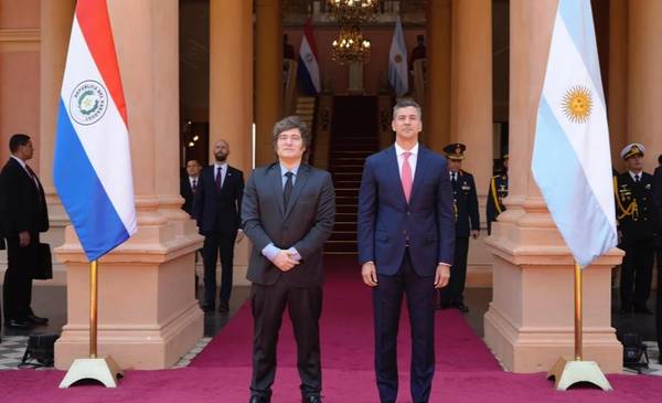 Javier Milei mantuvo un encuentro bilateral con Santiago Peña en Paraguay