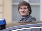 Javier Milei volvió a recibir piedrazos durante un hostil acto de campaña en Buenos Aires