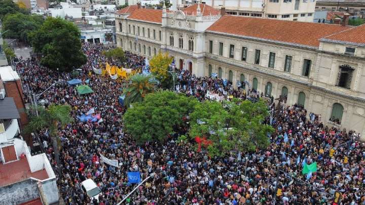 La comunidad universitaria santafesina vuelve a marchar en rechazo al veto de Milei a la ley de financiamiento