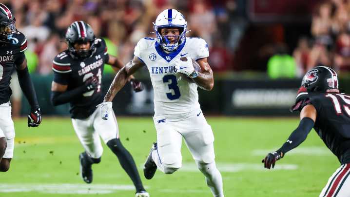 South Carolina football scores 2 defensive TDs within 3 plays against Kentucky