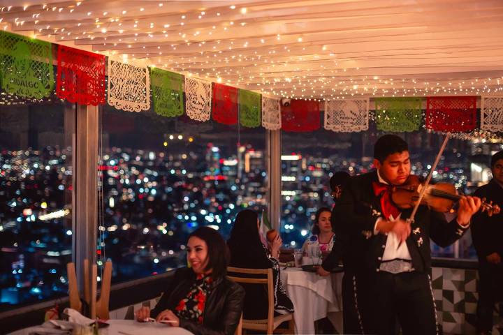 Festeja el 15 de septiembre en las alturas de la Torre Latino