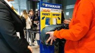 Ryanair aumenta el tamaño del equipaje de mano gratis e incentiva a su plantilla para que rechace más maletas