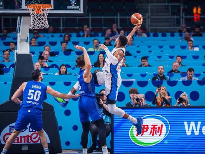 La selección griega clasificó este domingo a los cuartos de final del Eurobasket, tras vencer a la de Israel