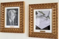 Donald Trump cuelga la imagen de un bolígrafo automático en lugar del retrato de Joe Biden