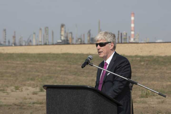 Ottawa discussing future of emissions cap with Alberta, oil companies: minister